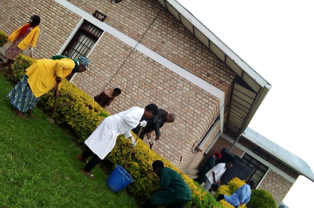 Nyamagabe's tweet image. Umuyobozi w'Akarere Wungirije Ushinzwe Imibereho Myiza y'Abaturage @uwamariya_agnes yifatanyije n'Abaturage bo mu Murenge wa #Gasaka mu Gitondo cy'Isuku aho bakoze isuku ku muhanda wa kaburimbo uherereye mu Mudugudu wa #Kabeza, mu Kagari ka #Remera.
#IsukuHose