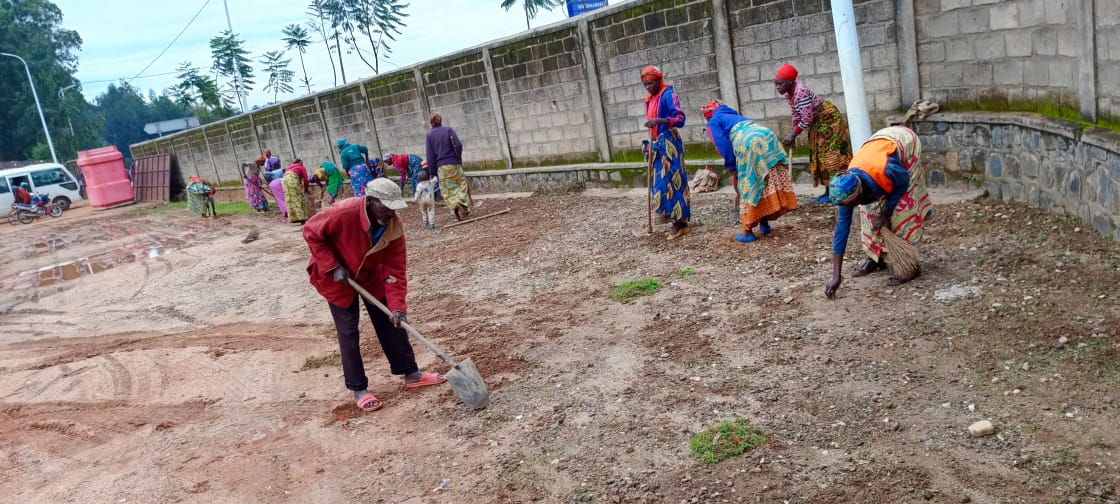 Nyamagabe's tweet image. Umuyobozi w'Akarere Wungirije Ushinzwe Imibereho Myiza y'Abaturage @uwamariya_agnes yifatanyije n'Abaturage bo mu Murenge wa #Gasaka mu Gitondo cy'Isuku aho bakoze isuku ku muhanda wa kaburimbo uherereye mu Mudugudu wa #Kabeza, mu Kagari ka #Remera.
#IsukuHose