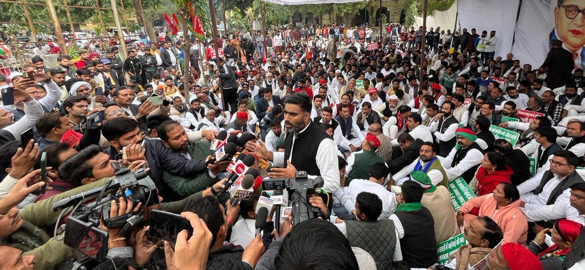 Sachin Gupta (@sachinguptaup) on Twitter photo मेरठ के न्यूटिमा हॉस्पिटल पर अवैध निर्माण की वजह से आज सीलिंग की कार्रवाई होनी थी। पुलिस ने फोर्स देने से मना कर दिया। CMO ने वहां भर्ती मरीज शिफ्ट करने को दो हफ्ते मांग लिए। नतीजा...सीलिंग टल गई।
इधर, हॉस्पिटल में लूटखसोट के खिलाफ SP विधायक अतुल प्रधान धरने पर बैठे हैं। #Meerut मेरठ के न्यूटिमा हॉस्पिटल पर अवैध निर्माण की वजह से आज सीलिंग की कार्रवाई होनी थी। पुलिस ने फोर्स देने से मना कर दिया। CMO ने वहां भर्ती मरीज शिफ्ट करने को दो हफ्ते मांग लिए। नतीजा...सीलिंग टल गई।
इधर, हॉस्पिटल में लूटखसोट के खिलाफ SP विधायक अतुल प्रधान धरने पर बैठे हैं। #Meerut