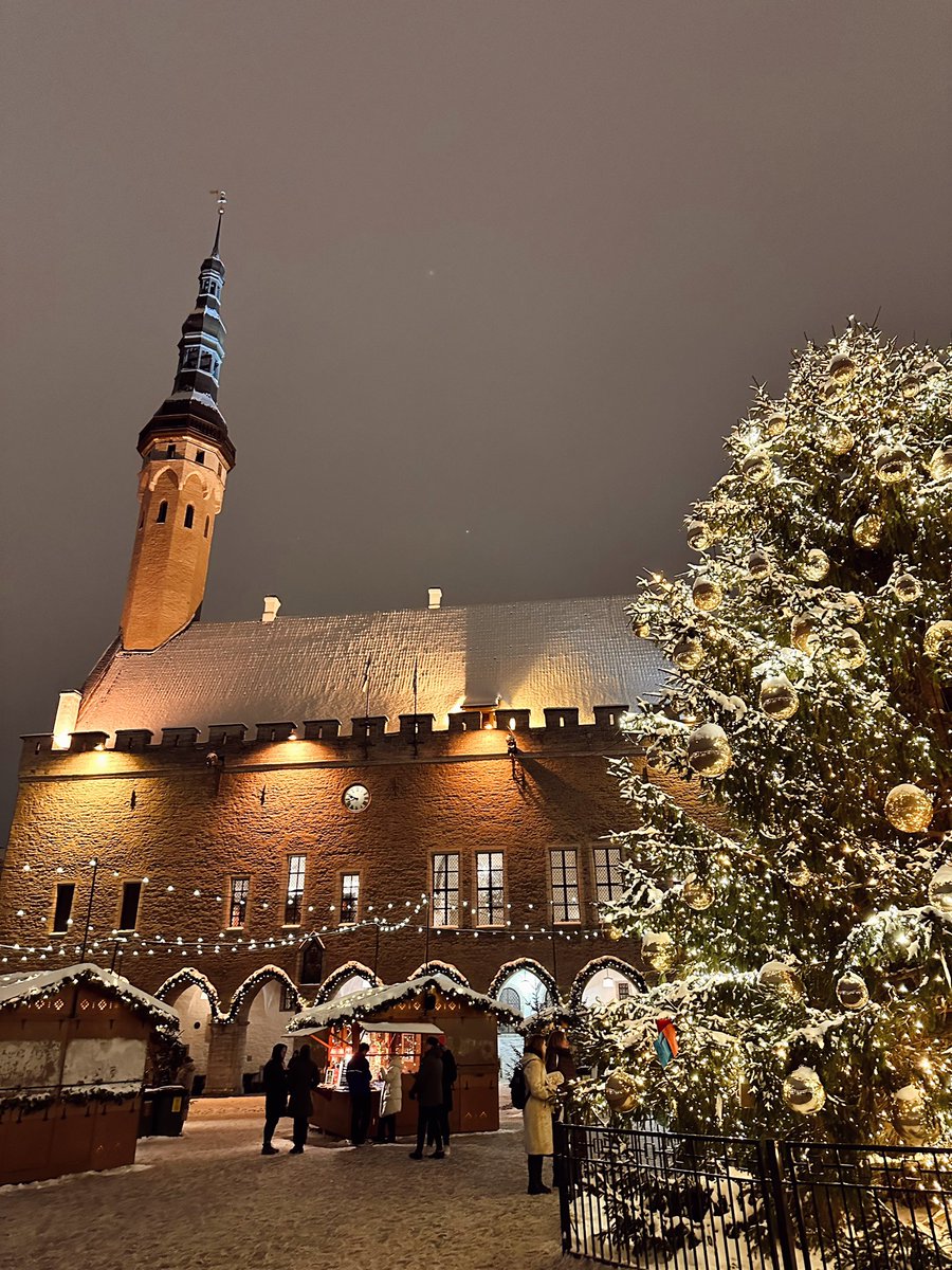 Anetttu's tweet photo. Tallinn rocks the crown as Northern Europe's oldest capital with a medieval town centre that's basically a time capsule! Plus, we debuted the first-ever public Christmas tree in Europe back in 1441. Talk about setting trends! 🎄 🧑🏻‍🎄❄️ @visitestonia @VisitTallinn https://t.co/b3ZILkVlBo