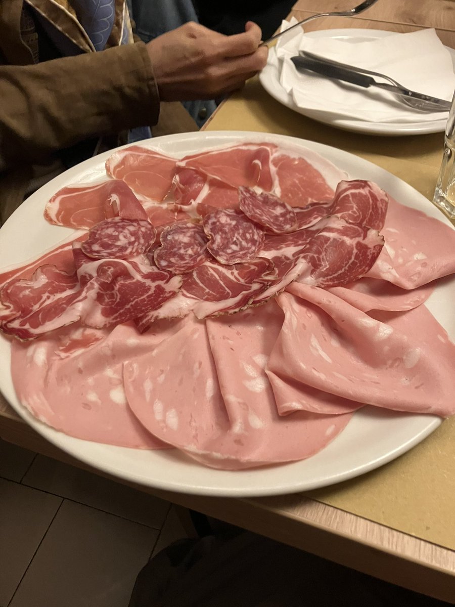 MIYUKI__ONO's tweet photo. イタリア人の友人に「イタリアはいじめが先進国中1番少ないと聞いたけど本当？」と聞いてみた。
「いや、全然あるで、私も学生時代がっつりいじめられたし。ただ、まあ、いじめられたら、大抵の場合はソッコー転校するけどな。だって学費基本タダやし、学校が合わないと思ったらサッサといなくなるのがイタリアの場合デフォやもん。あと、警察。イタリアでいじめが起こると先生がソッコーで警察呼ぶ。先生は自分が責任被るのが嫌やから、なんかあるとすぐ警察沙汰にする。だってそらそうやろ？いじめが起きるのなんて教師の責任じゃないやん、いじめる子の問題やん。教師は学問を教えるのが仕事やし学校内の治安を取り締まるのは警察の仕事やろ。だから、問題あるとすぐ公になるし暴力振るったやつは捕まる。そういう意味では殴られたり蹴られたり物盗まれたりみたいなフィジカルないじめはまぁ、ないよな。メンタル的ないじめはあるけど、嫌んなったら逃げろって言うし、そう言う意味では、日本みたいに、いじめられて自殺に向かうってことは、まず、ないな。そう言うマインドがないねん。イタリアは。悪いことするやつが悪いんだから。自分が悪いって絶対、なんない。だからいじめは存在するけどソッコー解決される、が正確なとこなんちゃうか」
「ただ」彼女はそこでめちゃくちゃ渋い顔を作って言った。「イタリアの学校はな、勉強しろとか、頑張れとか、いっさい言わないねん。だって本人の責任やから。だから子が賢こなるかどうかは全部親にかかってくんねん。親はマジで大変やで。試験受からへんと卒業もできんしな。そう言う意味では、日本はまあ、ある程度学校任せにできてるっちゃできてるんとちゃうか。どっちが良いとか言うつもりもないけど（※彼女は日本文学の研究者です）まぁ、なんか、とんでもない苦しいことあった時に、逃げに向かうか、自分一人で頑張りすぎた挙句自殺に向かうか、っつうマインドの違いはあるわな」
どちらの国にも不全な点はあれど、ことこの問題に関しては、いじめで自殺した高校生に校長が「天寿を真っ当した」などと言い放つニュースを見た直後では、わたしは前者であるイタリアが羨ましく感じたわけです。
ちなみに画像は本文と全く関係ありません。