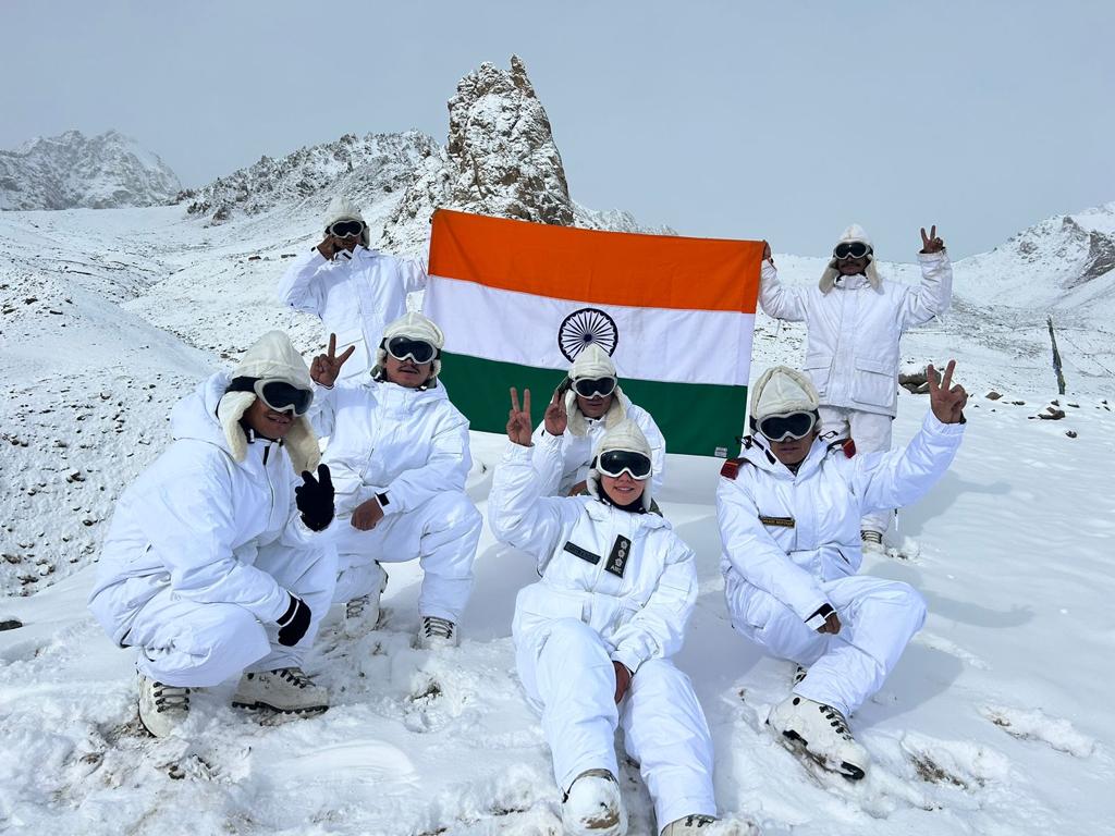 UpendrraRai's tweet image. Captain #GeetikaKoul from #SnowLeopardBrigade has become the #FirstWomanMedicalOfficer of the #IndianArmy to be deployed at the world's highest battlefield, #Siachen after successfully completing the induction training at Siachen Battle School: Indian Army’s Fire and Fury Corps