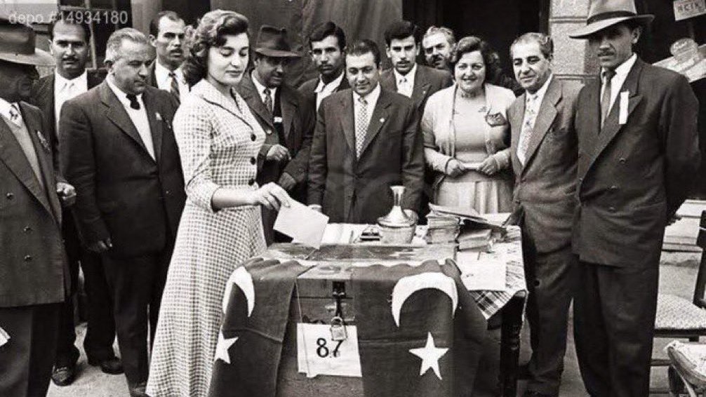Tarihte Bugün | 5 Aralık 1934'te, Gazi Mustafa Kemal Atatürk tarafından Türk kadınına seçme ve seçilme hakkı verildi. 

Türk kadını ilk defa oy kullanıyor, Bornova, 1935
