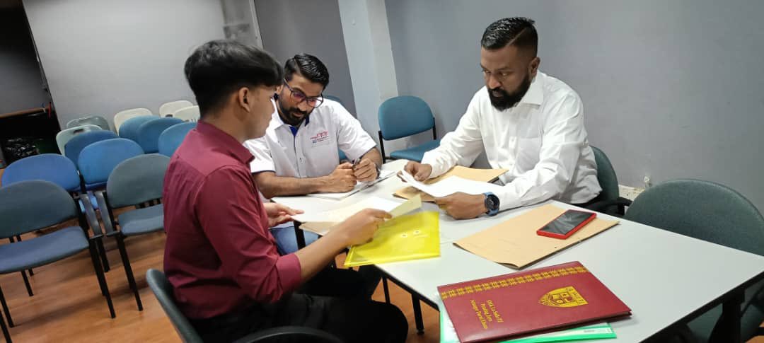 pemudamyppp's tweet photo. Back to our Public Service Centre at myPPP HQ. Today we had two cases. Francis came in for his citizenship application. Fitri our myPPP Segambut member came to seek assistances on his DBKL housing application. Both cases has been briefed to our National Youth Chief @mysathiah https://t.co/mnpMeWRbrB