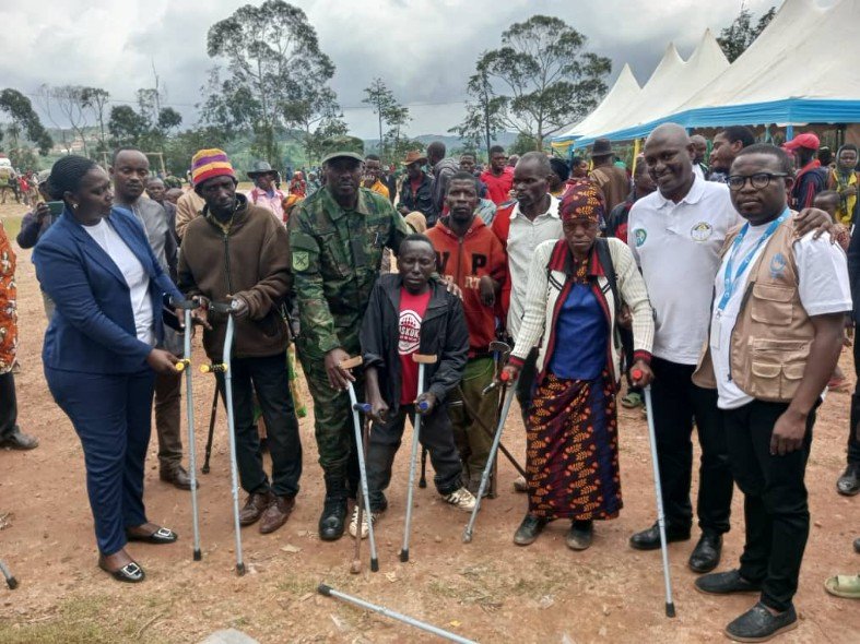 leandrem2002's tweet photo. Ku rwego rwa @RwandaWest mu Karere ka @KarongiDistr , ku kibuga cya Musango, hizihirijwe umunsi mpuzamahanga w'abantu bafite ubumuga, nyuma yaho haba umukino wa gicuti wa #Sitball wahuje @KarongiDistr na @RutsiroDistrict . @DushimimanaL  @ndayisabaemma , @JCMusabyimana https://t.co/cjqMqNvia6