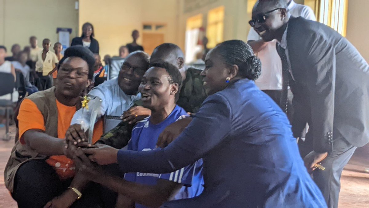 leandrem2002's tweet photo. Ku rwego rwa @RwandaWest mu Karere ka @KarongiDistr , ku kibuga cya Musango, hizihirijwe umunsi mpuzamahanga w'abantu bafite ubumuga, nyuma yaho haba umukino wa gicuti wa #Sitball wahuje @KarongiDistr na @RutsiroDistrict . @DushimimanaL  @ndayisabaemma , @JCMusabyimana https://t.co/cjqMqNvia6