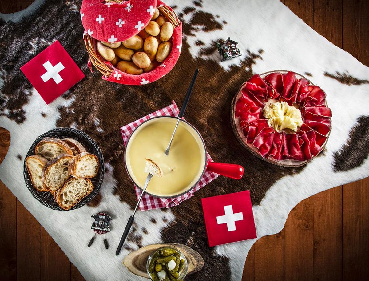 #Schweizer #Winter: endlich mal lernen, wie Profis #Fondue zubereiten! ❄️#Kochkurs @GeneveTourisme ! #IneedSwitzerland geneve.com/de/attraktione… 🇨🇭🫕❄️