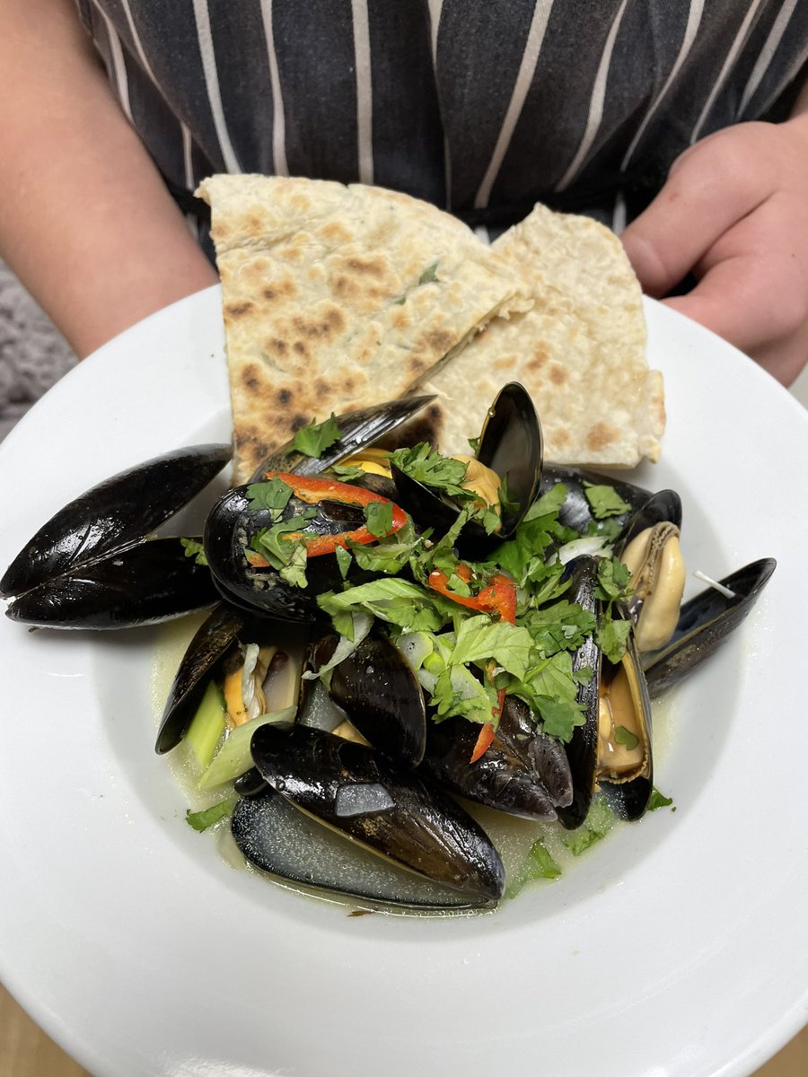 ClevedonDT's tweet photo. We were very lucky @ClevedonSchool to receive our fresh mussels courtesy of #offshoreshellfish #riverteignshellfishltd #DFDSglobal and #fishheroes A massive thank you to all. Y10 had an amazing experience. https://t.co/eidMcCLj0V