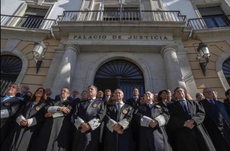 CarlosP59051425's tweet photo. Los jueces no son los enemigos de la democracia, sino sus defensores. Sometidos únicamente al imperio de la ley, se limitan a aplicarla con rigor, evitando así abusos de poder y salvaguardando los derechos y libertades de que todos gozamos. 
Asumir el “lawfare” es una aberración. https://t.co/I0GBhBjZaY