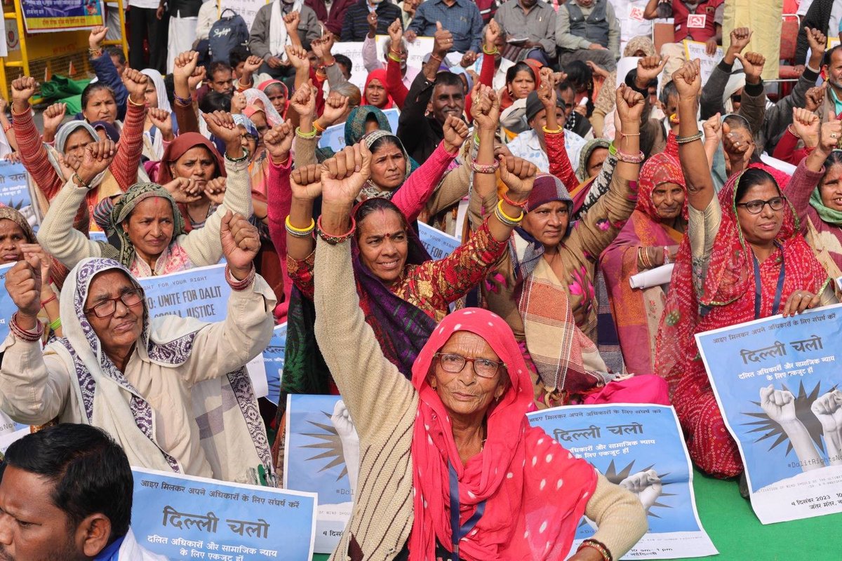 cpimspeak's tweet photo. Thousands marched to Delhi for #dalit rights &amp; #SocialJustice. They carried with them lakhs of signatures supporting a Charter of Demands addressed to the #President of India. The rally ended with the slogan, “BJP Bhagao, Naya Zamana Lao!" https://t.co/9mr1lrNU2Y