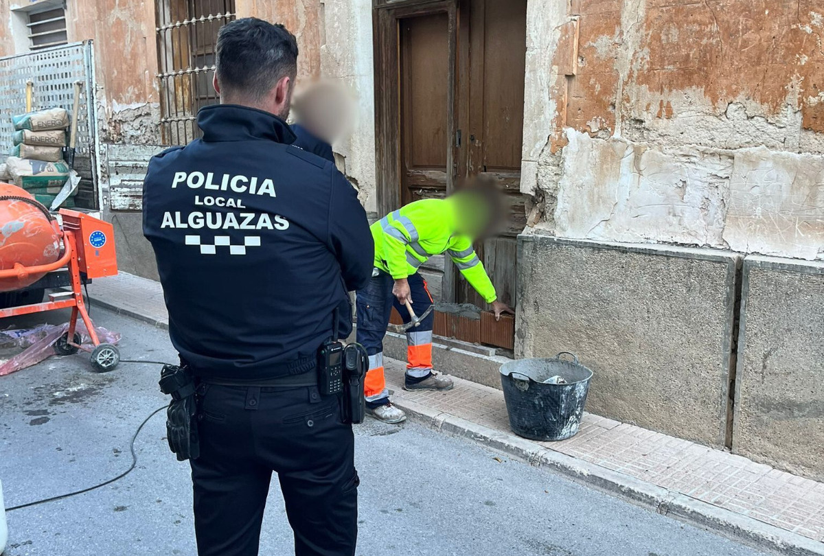 La semana pasada #alguazaspolicia logró evitar un nuevo intento de ocupación ilegal, posteriormente se tabicó la vivienda para evitar posibles nuevos accesos ilegítimos.
Estábamos, estamos y estaremos siempre trabajando por la seguridad y el bienestar de nuestros vecin@s.