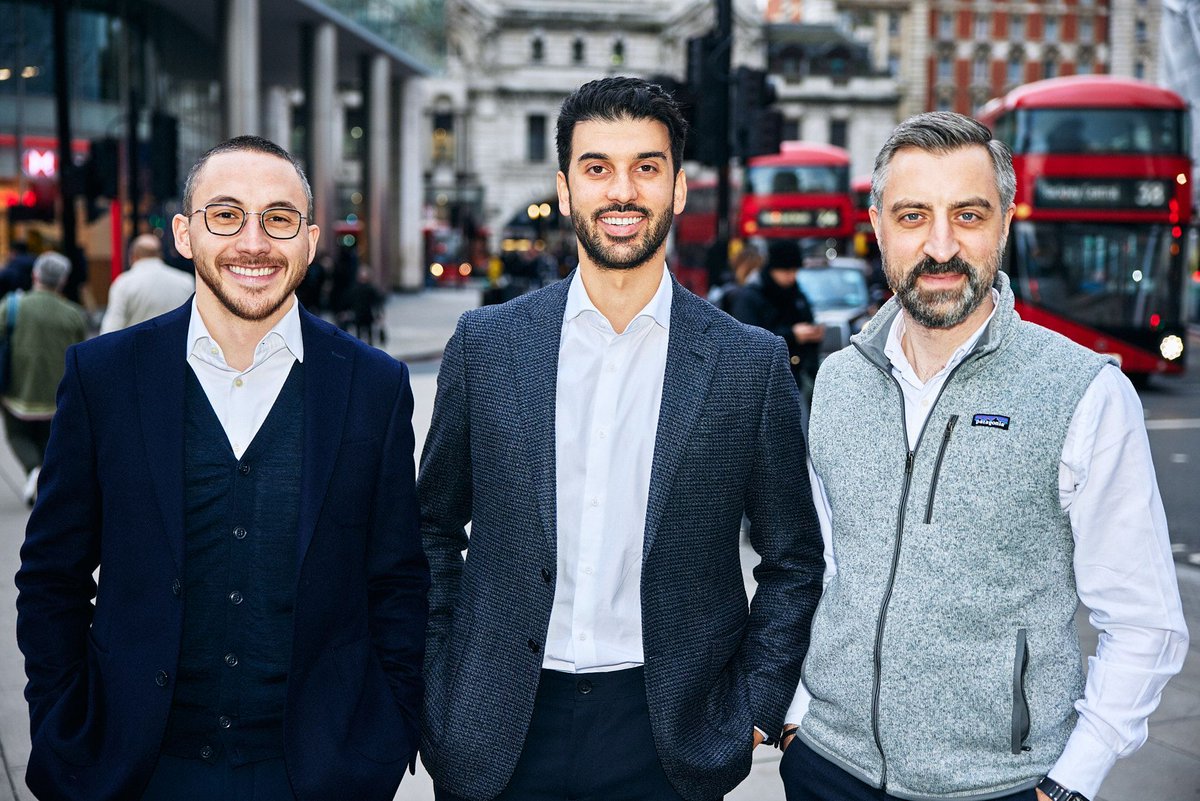 📸  When your client needs a shot to show their location in London.  Thank you London buses for showing up for the shoot on time!

#businessheadshots #headshotphotographer #headshotslondon
