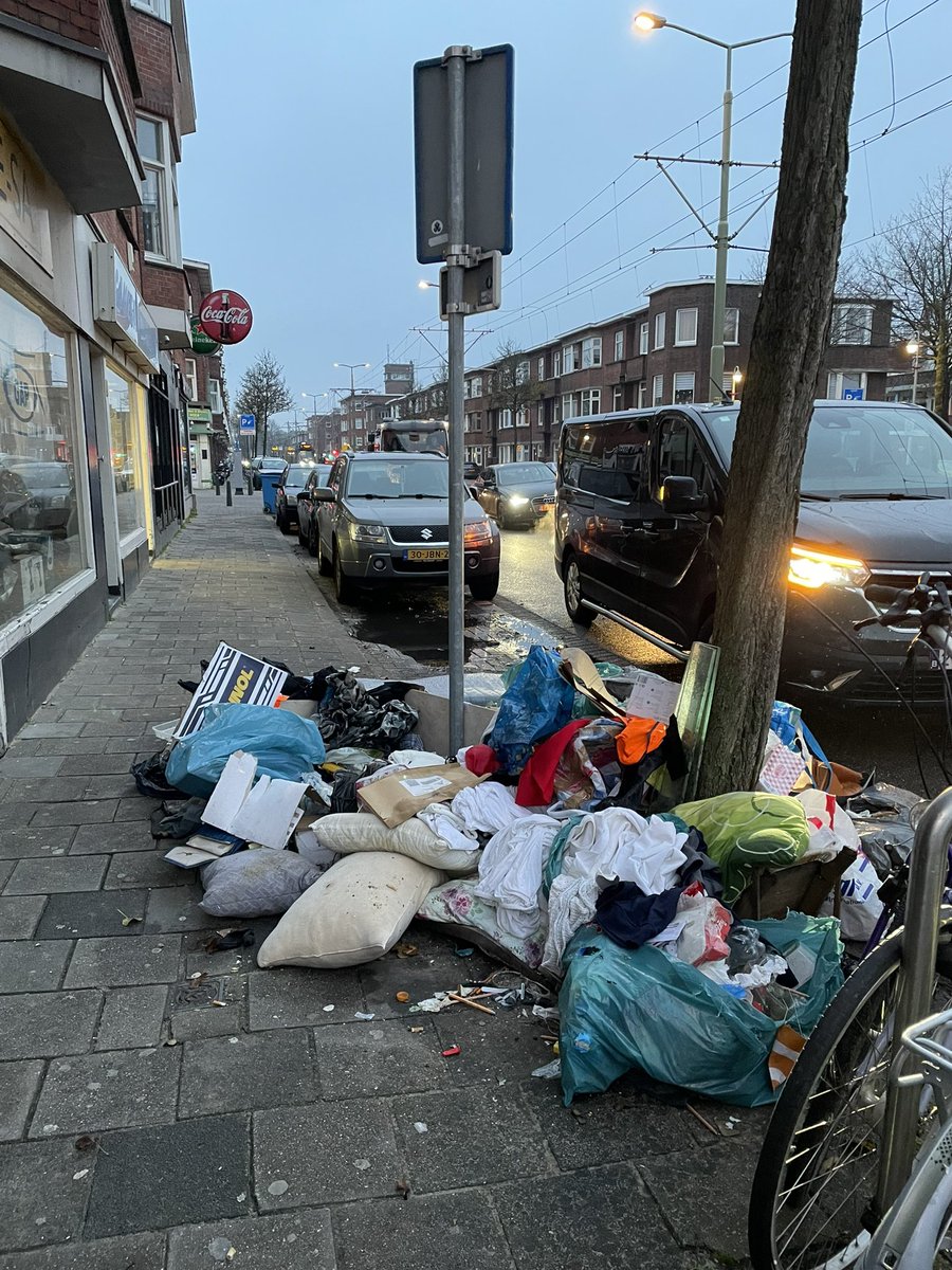 MargotDeBoks's tweet photo. Hier al geweest? Een hele hardnekkige hotspot π£ Oudemansstraat, Laak @GemeenteDenHaag #isgemeld https://t.co/wXiidTBm8N