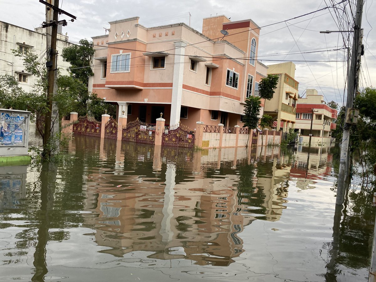 iampulikeshi's tweet image. Sholinganallur., suddenly from early morning water has started to stagnate now it&apos;s almost 4 feet water. cars n bikes hav started to submerge. No signs of draining. water HASN&apos;T drained here, stop trending for political gains &amp;amp; come to realit. Pls SAVE us @chennaicorp @NDRFHQ