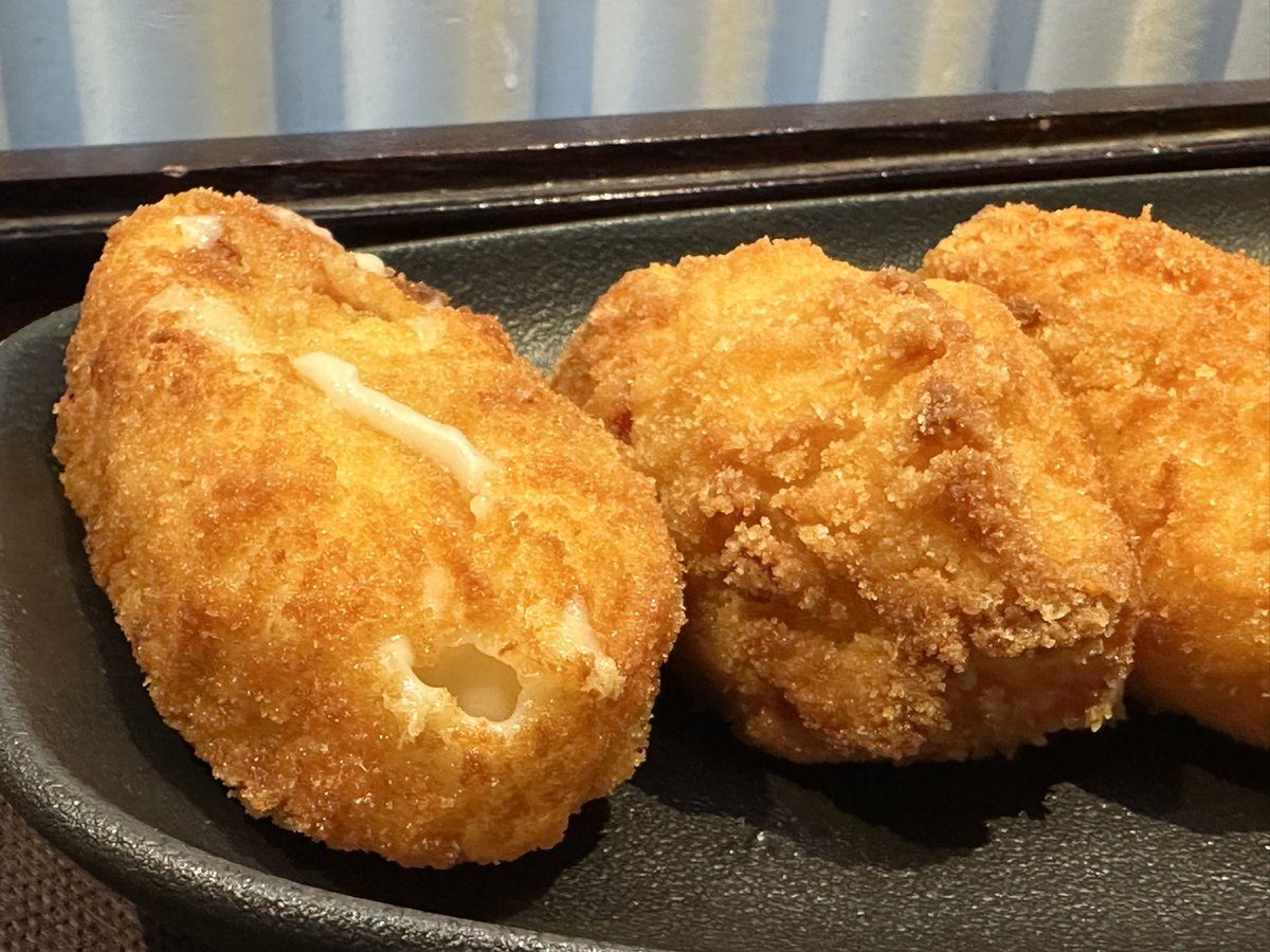 InakiCaroUnsain's tweet photo. La barra de #ViaVelez se va a convertir en uno de mis fijos de Madrid. Se come muy bien a precio razonable. Croquetas melosísimas, muy buenas albóndigas de calamar, ensaladilla top y un trato de sala atento y profesional. Poco más se puede pedir. https://t.co/Zjl7HVQOhU