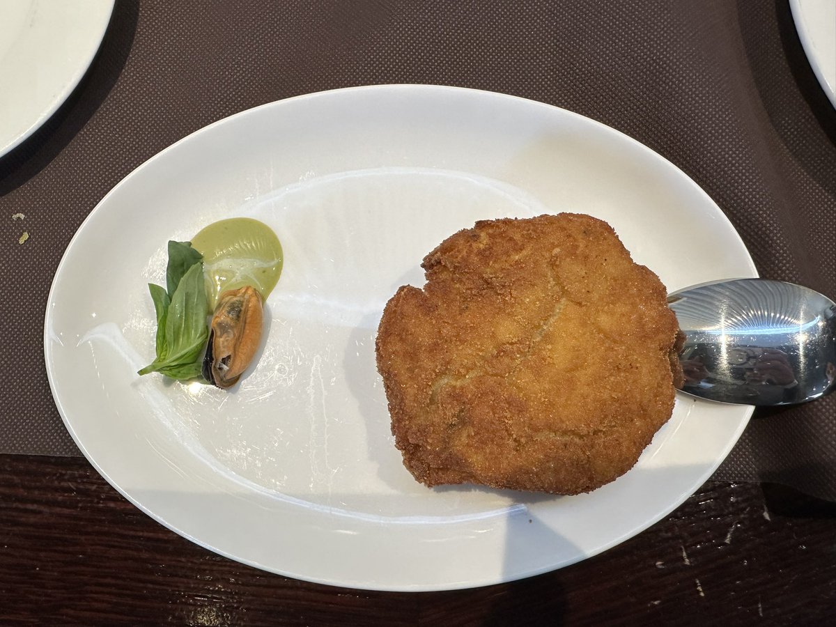 InakiCaroUnsain's tweet photo. La barra de #ViaVelez se va a convertir en uno de mis fijos de Madrid. Se come muy bien a precio razonable. Croquetas melosísimas, muy buenas albóndigas de calamar, ensaladilla top y un trato de sala atento y profesional. Poco más se puede pedir. https://t.co/Zjl7HVQOhU