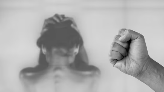 DimitrieSissi's tweet photo. Uri Umufatanyacyaha wa #GBV wowe :
(i) Mwana ubona Papa akubita Maman wawe buri munsi, umaze gukura ntunamutabarize basi ari byo washobora;
(ii) Wowe muturanyi wumva buri joro n'amanywa mu rugo rw'abaturanyi umugabo akubita umugore buri munsi ntutabare cg umutabarize;
(iii) Wowe muyobozi w'isibo ubimenya ntugire icyo ukora ngo utabare victim;
(iv) Wowe Mugabo uhoza umugore wawe ku nkecye ndetse ntugirire impuhwe abana mwabyaranye;
(v) Wowe mukozi (Mugenzacyaha cg Mushinjacyaha) ndetse nawe ushinzwe umutekano, umugore uruhijwe n'ibyo ahora akorerwa yakugeraho ntumugirire impuhwe ahubwo ukamubwira amagambo amukomeretsa kurushaho uti niko zubakwa, cg se genda wihangane, cg se ko nta nkovu n'ibikomere ufite, uririza, uritetesha n'ibindi...
(vi) Wowe mubyeyi cg muvandimwe wa victime ahungiraho ukamutoteza umwumvisha ko ari we munyamafuti, ukamuhatira gusubira iwe kugeza igihe bamwiciye...
(vii) Wowe muyobozi w'ikigo cy'ishuri, umwana aza agatakira akubwira ibyo Se akorera Nyina buri munsi ntumutabarize basi ngo ubwire ababishinzwe...
(viii)  Wowe munyamategeko mu mwuga wawe wiregangiza nkana ko umugore arimo kurengana uti subira mu rugo wihangane;
(ix) Wowe Mugore cg Mukobwa Nyirubwite wirengagiza uburenganzira bwawe bwo kubaho ugahora ukorerwa iyicarubozo kandi uri umubyeyi...Uratera abana igikomere kizatashira mu buzima;
(x) Wowe Mugabo uhora ukubita, utuka, uhoza ku nkecye umukobwa cg umugore wita uwawe wirengangiza ko nawe afite uburenganzira bwo kubaho yisanzuye mu bye no mu be...Ugahora ushaka impamvu yo kwiregura.  Nta mpamvu n'imwe ibaho yo gukubira umugore wawe, kumucunaguza, kumutuka. kumusuzugura no kumuhoza ku nkecye...NTAYO NTA N'IMWE 😭👏
#OyaSigahoGuhohoteraUmugore
#16DaysOfActivismAgainstGBV 
#BigombaGuhinduka