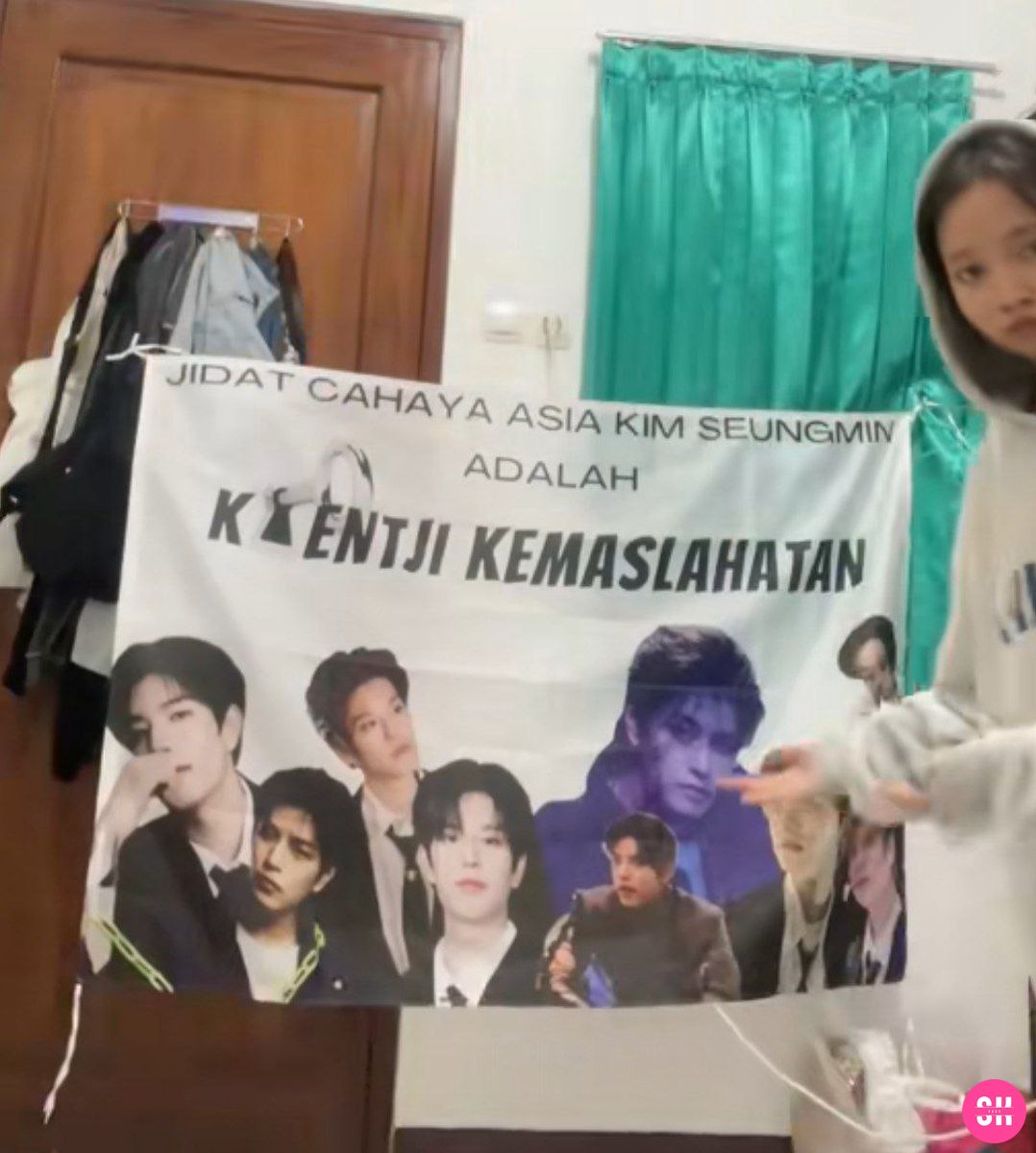skfess's tweet photo. -skf CAPE BGT LIAT INI @stray_kids 😭🫵

cr tiktok @/seunggminee https://t.co/gLBsani63Q