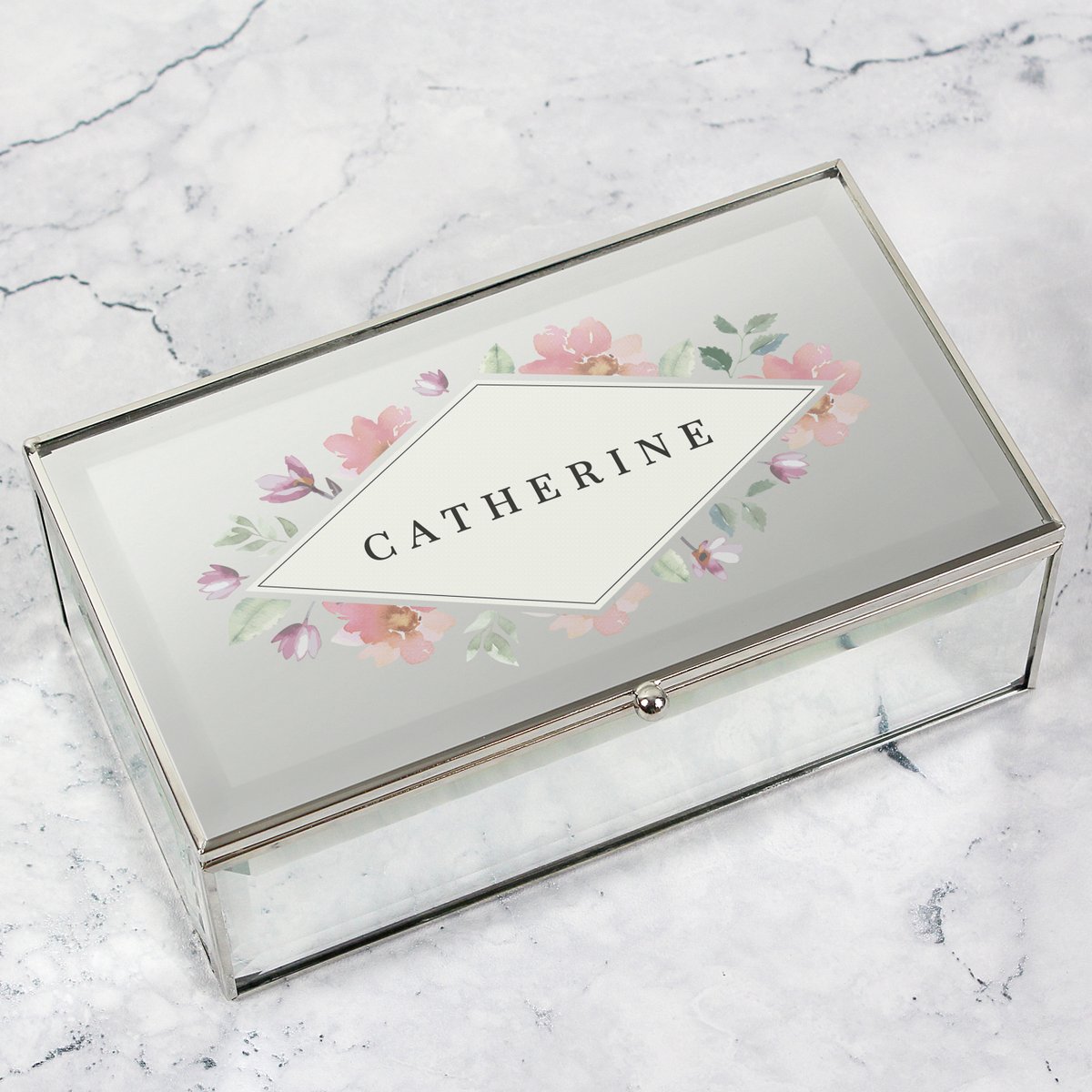 Pretty yet practical, this glass jewellery box is fully lined & can be personalised with any name lilyblueuk.co.uk/personalised-w…

#giftideas #personalised #jewellerybox #shopsmall #shopindine #mhhsbd #EarlyBiz