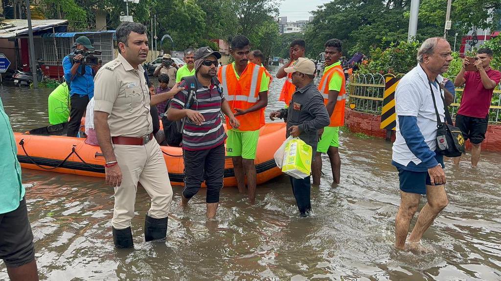 chennaipolice_'s tweet photo. 🌀 #Michaungcyclone   

Police in action.  
LG Road Egmore, Triplicane.

Rescued women and elderly people to safety,using boat.

#ChennaiRain #Update
@SandeepRRathore
@R_Sudhakar_Ips
@ChennaiTraffic https://t.co/CvfpZK1J6e