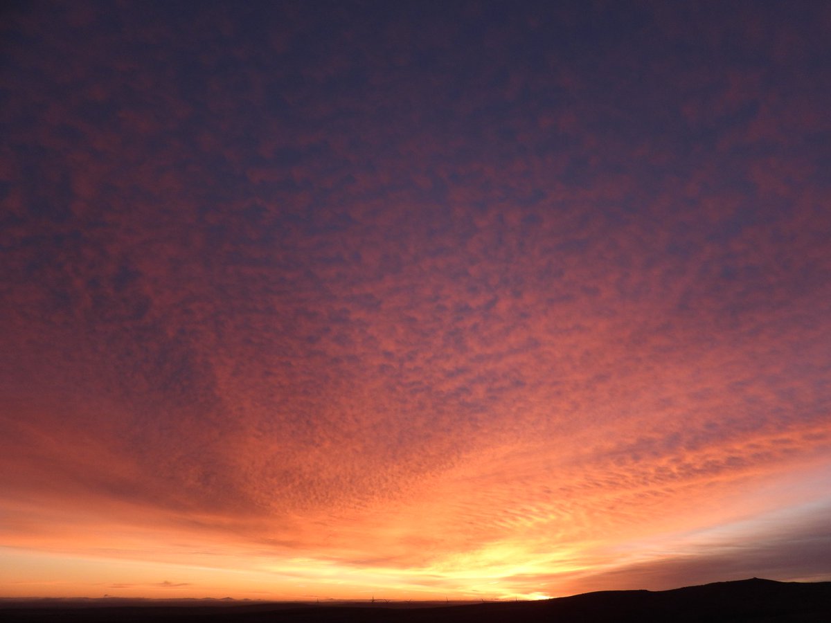 IsaacLopez79's tweet photo. Buenos días.  Así amanece hoy en la #SierradePela y así  en #BerlangadeDuero. Gracias @S_puente por la foto de Berlanga!😍🥰🤩 https://t.co/xWU2OC3u5r