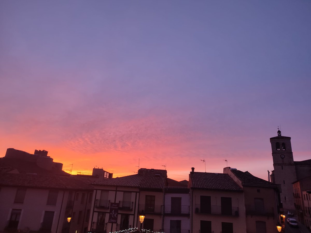 IsaacLopez79's tweet photo. Buenos días.  Así amanece hoy en la #SierradePela y así  en #BerlangadeDuero. Gracias @S_puente por la foto de Berlanga!😍🥰🤩 https://t.co/xWU2OC3u5r