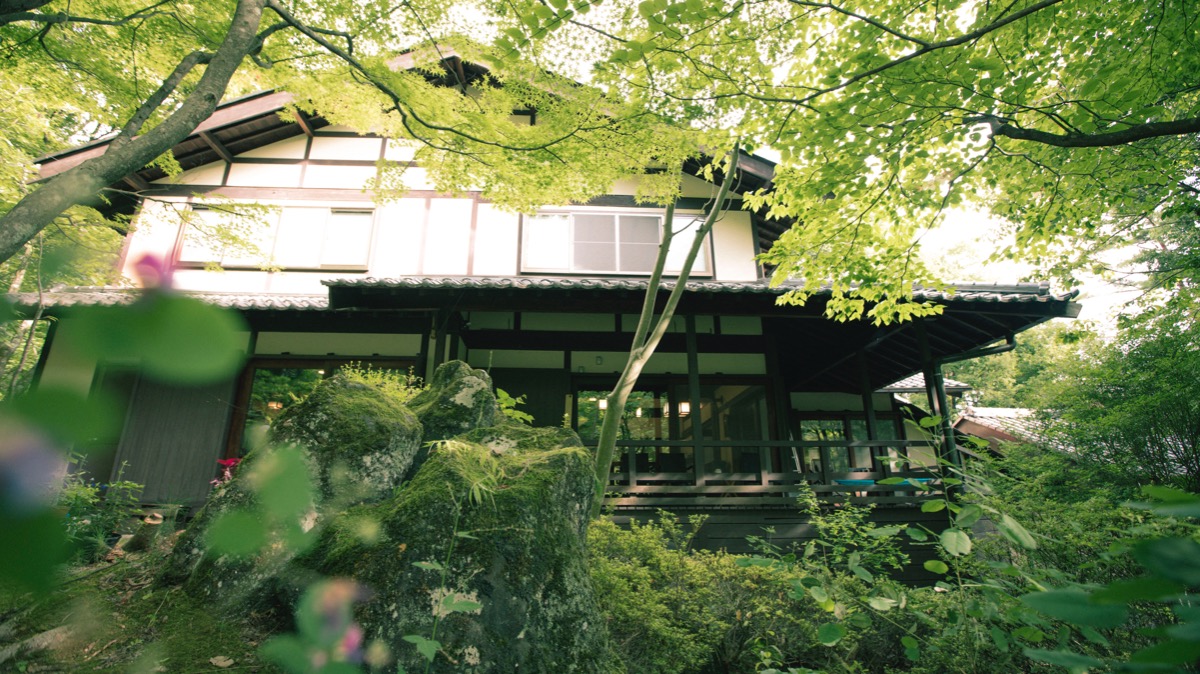 smwr_hotels's tweet photo. 1日1組限定「そばハウス安曇野」

自分たちでで打った十割そばを夕食で食べる。他にも陶芸や手毬作り、山菜取り…
都会の喧騒を離れた森の中で訪れるたびに違う自分に出会える、リピートしたくなる時間

「くう・ねる・学ぶ」旅の宿
詳細・ご予約はこちらから▽
https://t.co/SugICOFiSB https://t.co/0UZOHbIeXS