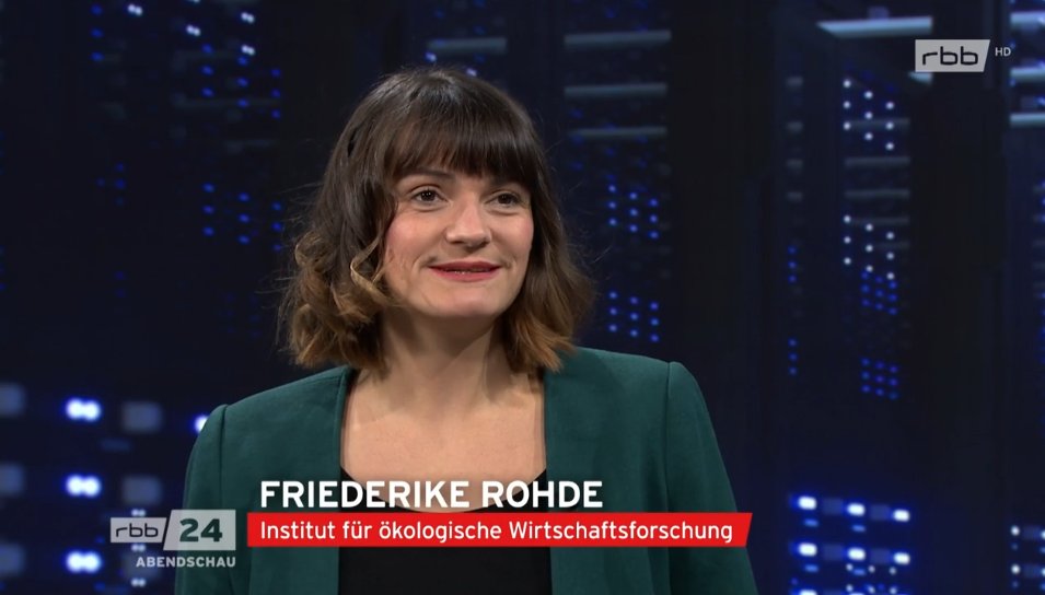 Friederike Rohde im @rbb24: Beim #Energie-Sparen hilft es, #KI-Modelle schlank zu halten, denn große Rechenmodelle wie GPT3 mit vielen Parametern sind energieintensiv. Und: Die #KIVerordnung sollte Unternehmen verpflichten, ökolog. Kennzahlen zu erheben. rbb-online.de/abendschau/7pl…