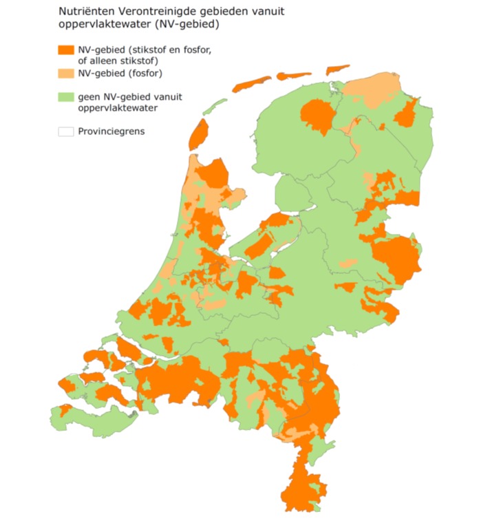 Arjen_Brak's tweet image. Als je onderstaande kaarten over elkaar legt kom je tot de NV-gebieden. In deze gebieden mag er vanaf volgend jaar minder bemest worden. 

2024: -5% 
2025: -15% 

Opnieuw wordt de sector op het laatste moment geconfronteerd met nieuwe regels door @minlnv.