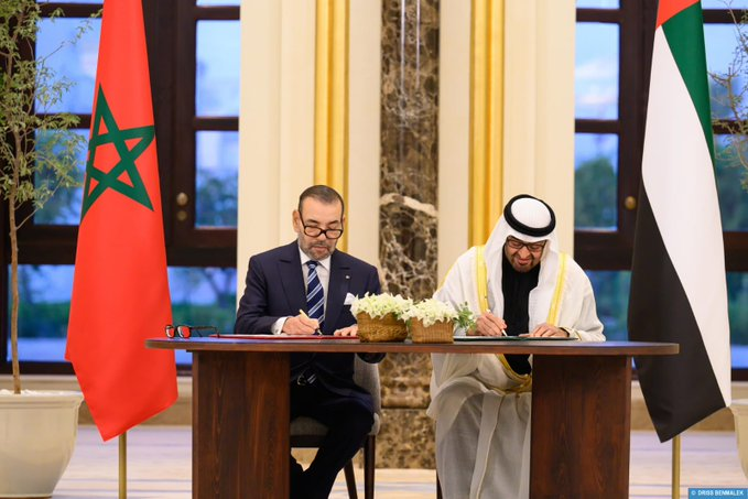 MoroccoSarah1's tweet photo. ج��الة الملك #محمد_السادس و الشيخ محمد بن زايد يوقّعان على شراكة تاريخية وغير مسبوقة، تهم العديد من المجالات الإقتصادية والتجارية والفلاحية، من بينها الإستثمار في مجال البنيات التحتية، والطاقات المتجددة...مع استحضار المصالح العليا والاهتمامات المشتركة بين البلدين الشقيقين https://t.co/cOupuPchBD