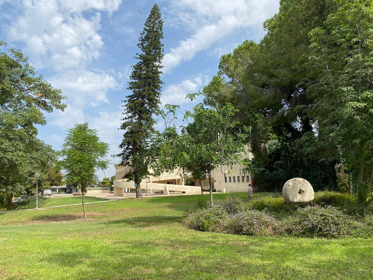 amirtibon's tweet image. תמונות שצילמו חברים שבאו להתארח אצלנו בנחל עוז, היום לפני חודשיים. ה-5 באוקטובר, יום חמישי, יומיים לפני. 

אחרי סיור בקיבוץ, הלכנו לשתות קפה באתר בארות יצחק הישנה. 

ישבנו שם במשך שעה, מרחק זריקת אבן מגדר הגבול, רגועים לגמרי. החברים שלחו לי אתמול את התמונות. קשה להאמין.