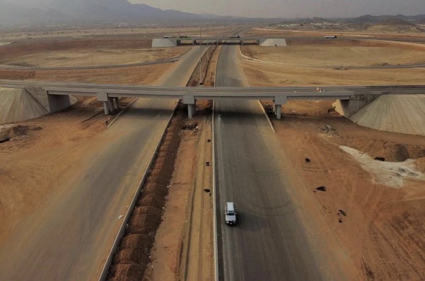طريق "جدة مكة المباشر" الجديد سيسهم في خدمة ضيوف الرحمن القادمين جوًا عبر مطار الملك عبدالعزيز الدولي من خلال استخدام الطريق بداية من تقاطع حي النزهة بجدة , وانتهاءً إلى الدائري الرابع بمكة .. نسبة الإنجاز الإجمالية في مراحل المشروع الأربعة 75%
#خادم_الحرمين_الشريفين_الملك_سلمان