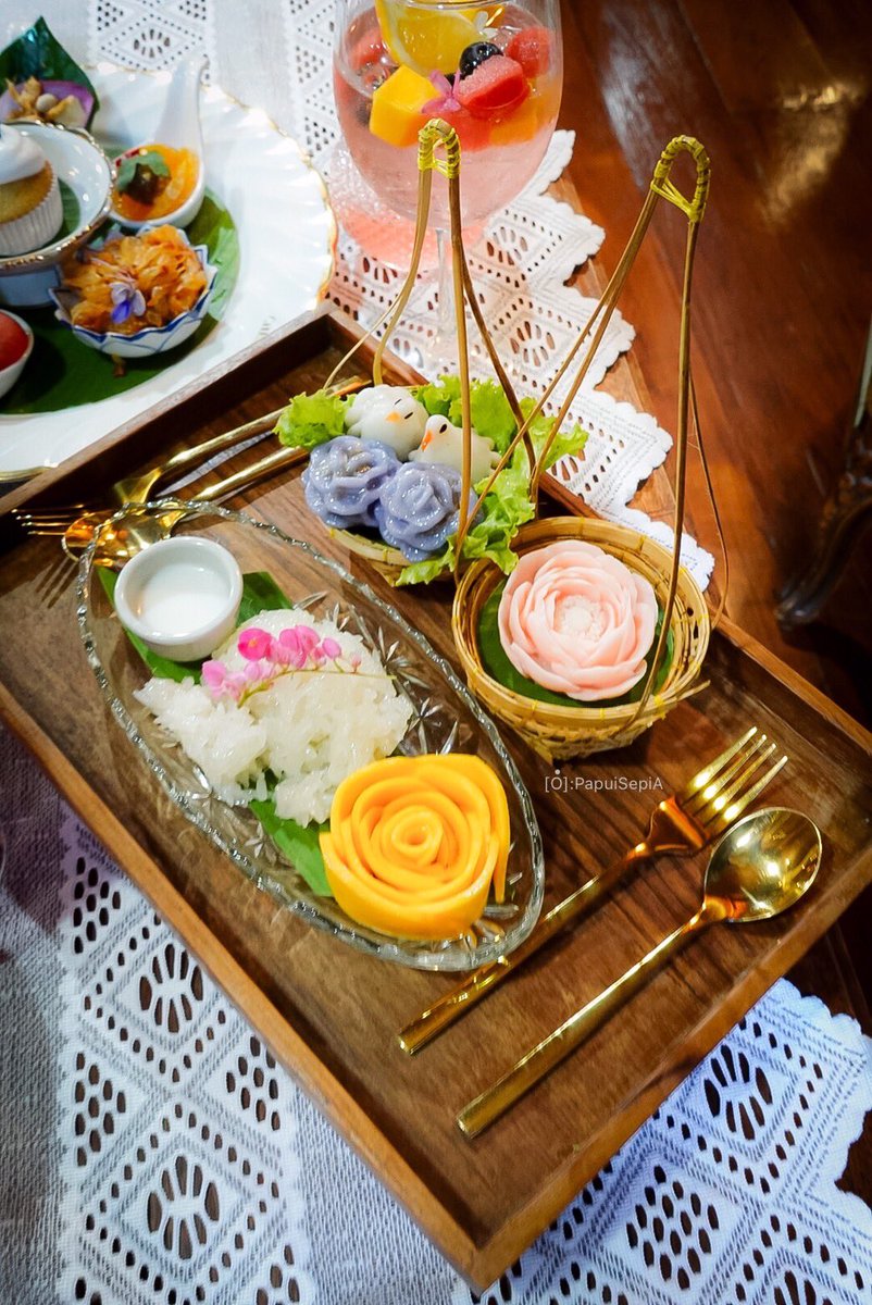 ตามรอยซีรีส์ “หอมกลิ่นความรัก”
ที่เฌอชีวา ราชบุรี~ ชุดอาหารว่าง
จอมขวัญและลั่นทม อร่อยมากๆ
บริการดีแบบประทับใจไม่รู้ลืม
วันนี้เป็นวันสุดท้ายแล้วที่เปิดให้เข้าชม
เรือนพลาธิป🥹 อยากบอกเลยจริงๆจากใจ
คนที่ทำงานด้านตกแต่ง…เรือนพลาธิปสวยมาก
ถ่ายรูปออกมาทุกรูปคือขึ้นกล้องมากๆ