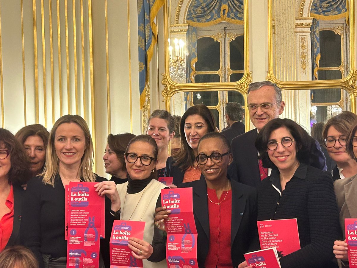 Hélène Etzi (@heleneetzi) on Twitter photo Heureuse d’avoir propose et porte le Baromètre Diversité des médias & de la culture pour l’asso <a href="/PFDMedias/">PFDM #FemmesMedias</a> avec @catherinesentuc <a href="/mozaikrh/">Mozaïk RH</a> <a href="/BVA_Xsight/">BVA Xsight</a> merci <a href="/RimaAbdulMalak/">Rima Abdul Malak</a> <a href="/BCouillard33/">Bérangère Couillard</a> <a href="/LeCNC/">Le CNC</a> <a href="/Arcom_fr/">Arcom</a> pour le soutien Heureuse d’avoir propose et porte le Baromètre Diversité des médias & de la culture pour l’asso <a href="/PFDMedias/">PFDM #FemmesMedias</a> avec @catherinesentuc <a href="/mozaikrh/">Mozaïk RH</a> <a href="/BVA_Xsight/">BVA Xsight</a> merci <a href="/RimaAbdulMalak/">Rima Abdul Malak</a> <a href="/BCouillard33/">Bérangère Couillard</a> <a href="/LeCNC/">Le CNC</a> <a href="/Arcom_fr/">Arcom</a> pour le soutien