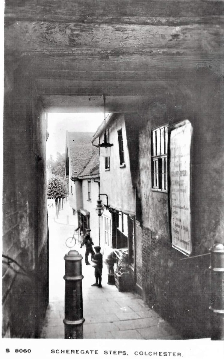 ColCivicSociety's tweet photo. 1/2
#OnThisDay - 5 December 1967, Scheregate Steps were re-opened after a major improvement scheme championed by @ColCivicSociety.
The ‘Scheregate’ is the only surviving #Medieval gate in the #RomanWall and its name comes from the #AngloSaxon word 'scaerd', which means ‘gap’. https://t.co/FfkTPpcLaZ