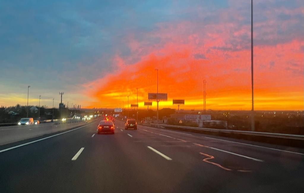 ⚠ Comienza a las 15:00h el puente de la Constitución. Prepara adecuadamente tu desplazamiento. ✔ Revisa tu vehículo ✔ infórmate de la previsión meteorológica #MadridProtegido #SeguridadVial #ASEM112