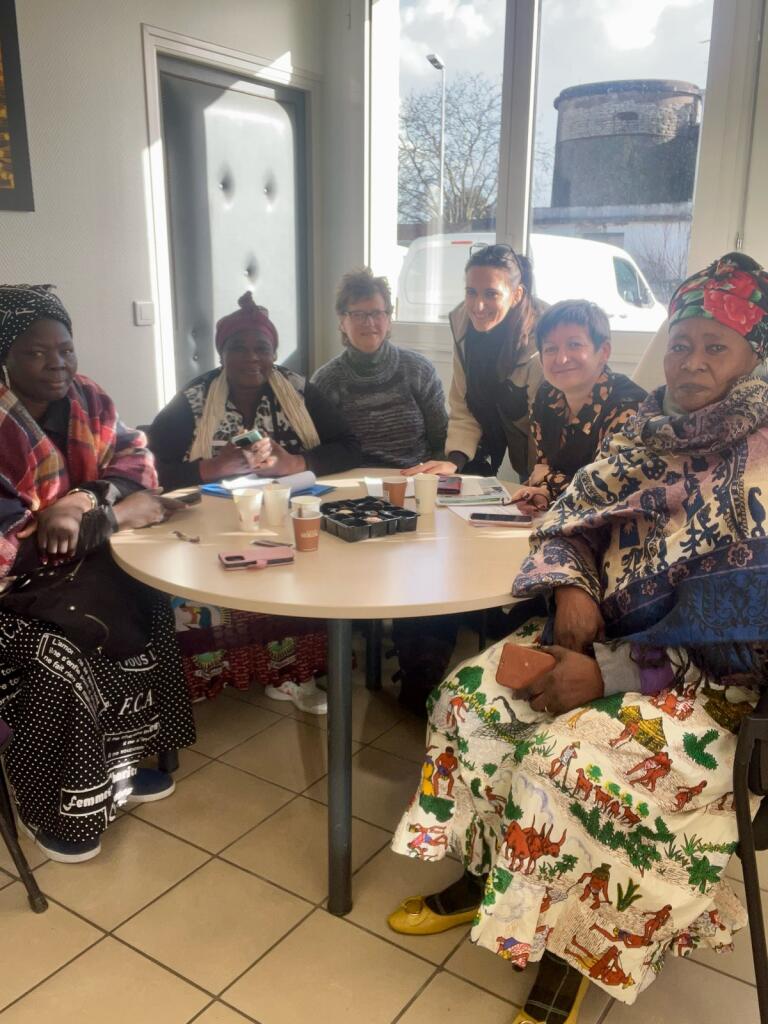 Matinée d'échanges et de travail avec 3 agricultrices du Tchad et @afdi_reseau, dans les locaux de ma coop, et des préoccupations communes... comment avoir une représentation féminine plus importante et légitime dans les instances agricoles ?
#femmes #agriculture #feminisation