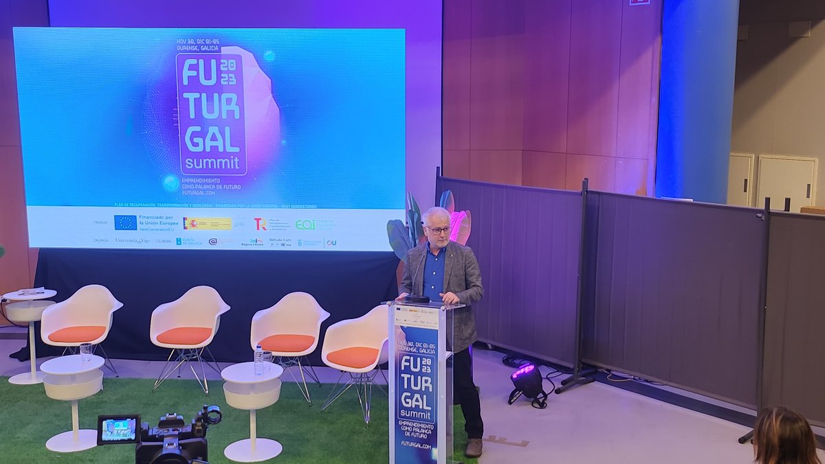 Arno Formella, director de la <a href="/eseiuvigo/">ESEI UVigo</a>, clausura #Futurgal2023 agradeciendo el trabajo de todo el equipo y la participación de ponentes y asistentes.

Y desvela que... ¡Os esperamos en Futurgal 2024! 🚀

#PIEEI #NextGenerationEU by <a href="/eoi/">EOI</a>.