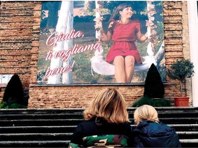 manginobrioches's tweet photo. Non siamo noi a decidere come va vissuto un lutto: lo decide chi è tragicamente chiamato a viverlo. La storia di #GiuliaCecchettin è, ora, patrimonio collettivo, e la sua famiglia vuol farne messaggio e riflessione collettiva. Per loro il tempo del dolore sarà assai lungo, dopo. https://t.co/1Odw3nlU7c