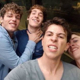 deadpoetstan's tweet photo. rip vecchio cast di skam non verrai mai dimenticato ❤️‍🩹

IL CAST ORIGINALE PER SEMPRE ICONICO
#skamitalia6 https://t.co/aNeV1zXQ0U
