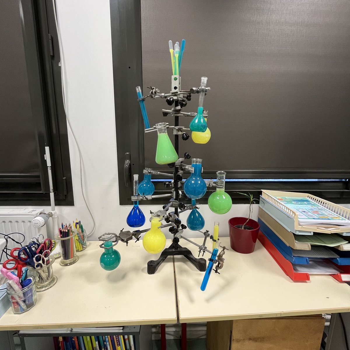 clgrostand87's tweet photo. Un sapin de Noël un peu particulier a été installé en salle de physique-chimie ! 🎄 https://t.co/PJx02G1O9k