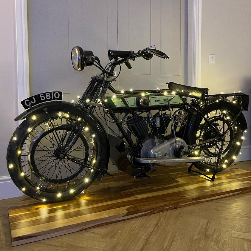 Our 1923 Royal Enfield Royal Enfield Model 180 looks just as good decorated as a Christmas Tree🎄
#royalenfield #enfield #royalenfieldbullet #royalenfieldbeasts #motorcycle #classicbike #vintagemotorcycle #Christmas #ChristmasTree #xmas #vtwin #christmaslights #sleighbells #santa