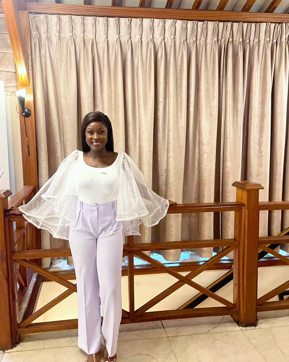 9ette_'s tweet photo. Exude a festive elegance in this blouse, showcasing the ideal touch of flair with standout sleeves embellished with pearls and rhinestones.

Available in US6-US14

https://t.co/ATrGoCjWlc https://t.co/wplIhRa294