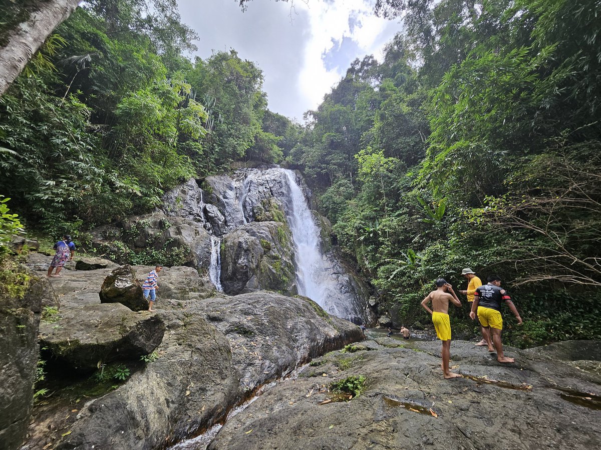 kafaak's tweet image. น้ำตกปุญญบาล จ.ระนอง เป็นน้ำตกที่พอผมมาจังหวัดนี้ทีไรต้องแวะมาแชะรูปหน่อย เพราะมันอยู่ริมถนนเลย ขาเข้าระนองแวะจอดได้เลย ส่วนถ้าใครกำลังเดินทางกลับ ไม่อยากยูเทิร์นรถก็จอดฝั่งตรงข้าม เขาทำสะพานลอดใต้ถนนข้ามมาให้สะดวกๆ ถ้าน้ำเยอะ น้ำตกนี้สวยอยู่ มีพื้นที่ให้เล่นน้ำด้วย #triptwt