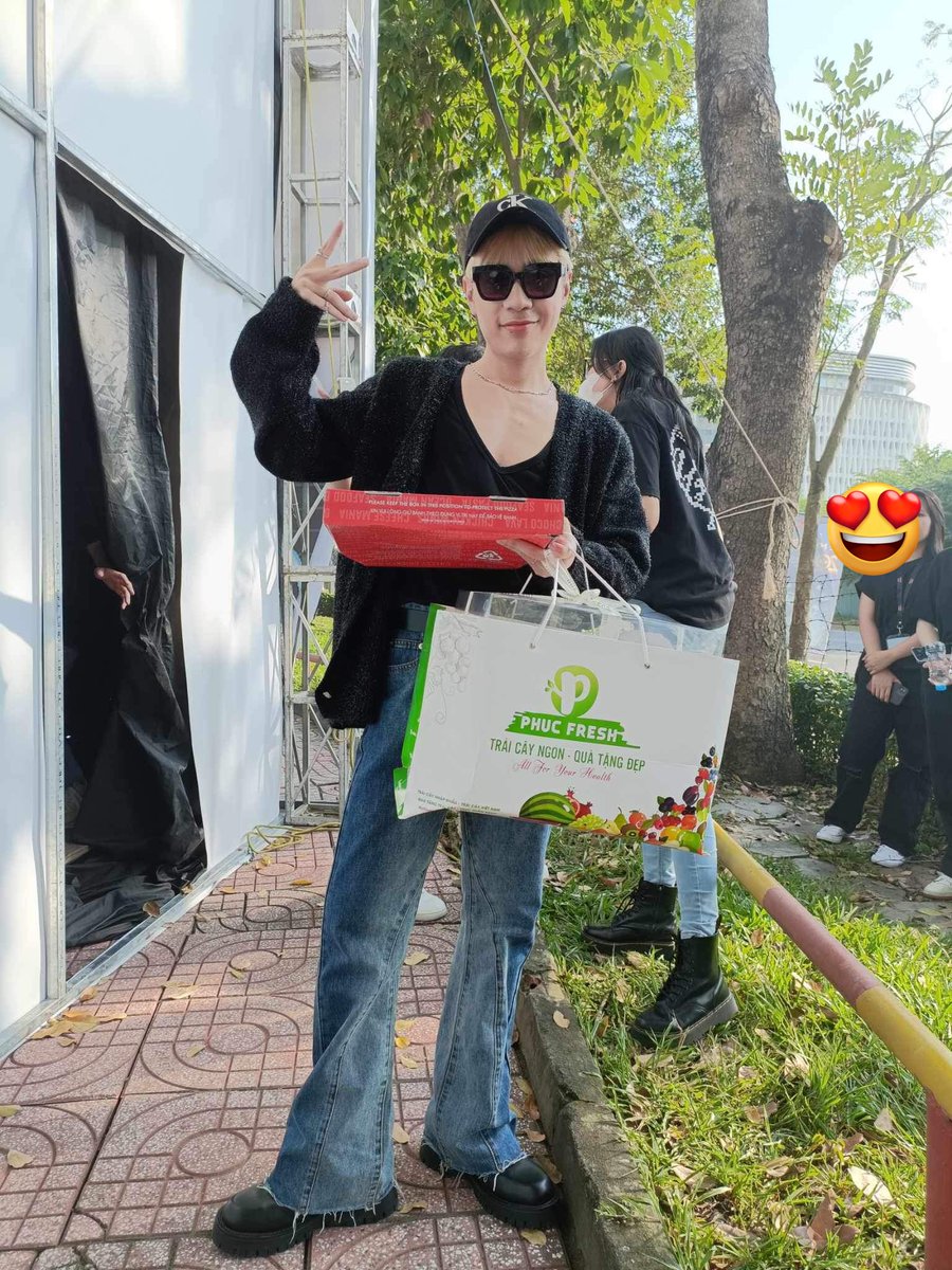 SunflowerMD_97's tweet photo. เต็มที่ไปเลยนะครับ Muzik ส่งมอบกำลังใจให้ก่อนขึ้นเวที สู้ๆครับ 💙✌🏻🌻🫶

Suppoort by : @NunatLoveMD @mintmuzikMD @ Tuấn Anh 

#QuangHungMasterD @QH_MasterD https://t.co/teVvTnmzqV