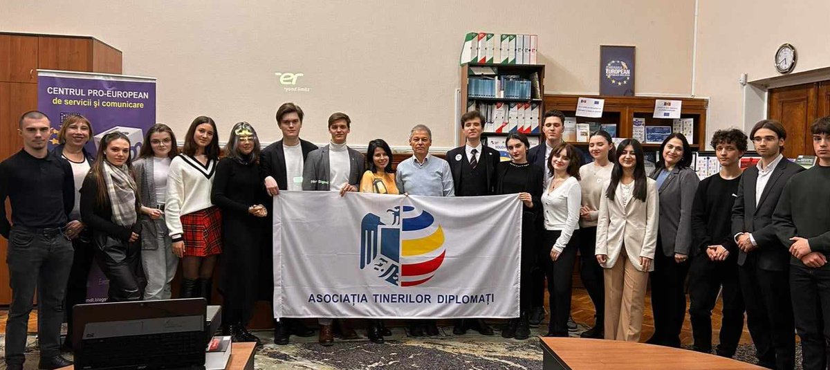 Europarlamentarul <a href="/CiolosDacian/">Dacian Cioloş</a>  și Directoarea <a href="/Europuls/">Europuls</a>  <a href="/TanaFoarfa/">Tana Foarfa 🇷🇴🇪🇺</a>   au avut o întâlnire, în spațiile <a href="/cpescmd/">Centrul Pro European #BNRM @BiblioNationala</a>  al #BNRM, cu tinerii diplomați din Republica #Moldova.
tinyurl.com/5c97mc6w