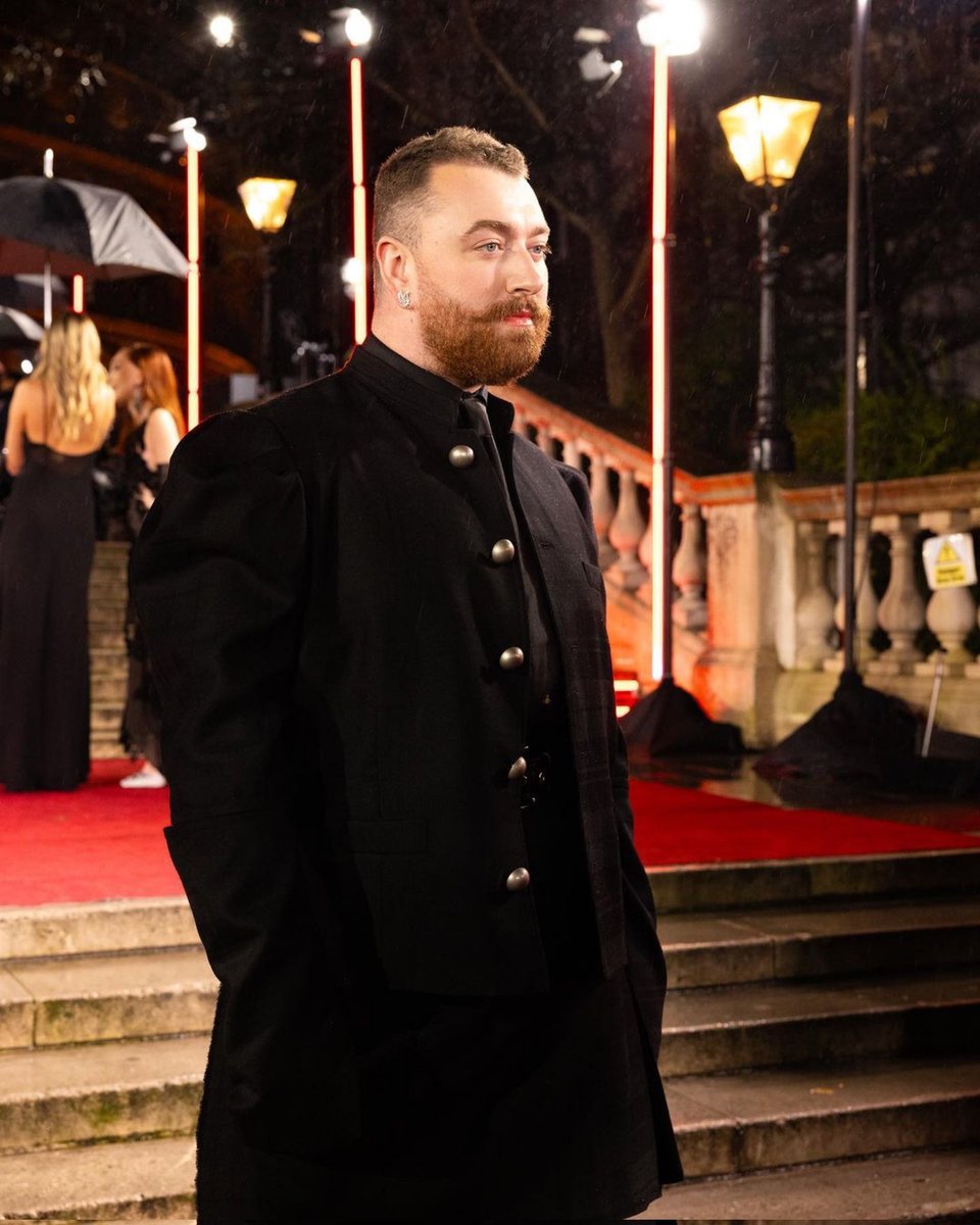 damaris_sparkly's tweet photo. Beautiful Sam🥰at British Fashion Awards presented by Pandora At The Royal Albert Hall last night in London🖤Sam received the Cultural Innovator Award Congrats @samsmith GORGEOUS!!! https://t.co/nnM5aUNnrG