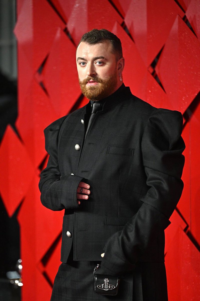 damaris_sparkly's tweet photo. Beautiful Sam🥰at British Fashion Awards presented by Pandora At The Royal Albert Hall last night in London🖤Sam received the Cultural Innovator Award Congrats @samsmith GORGEOUS!!! https://t.co/nnM5aUNnrG