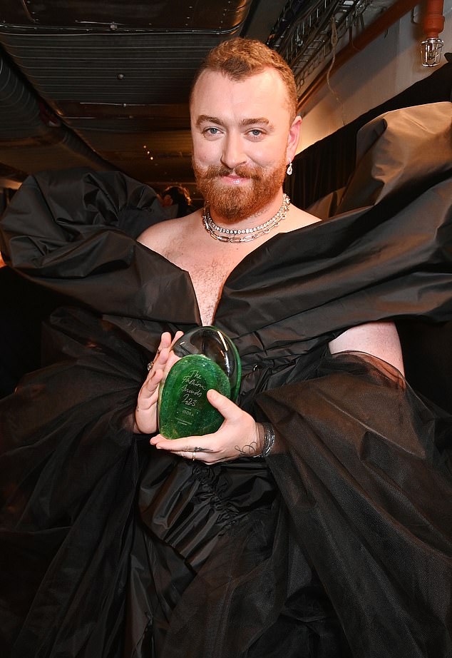 damaris_sparkly's tweet photo. Beautiful Sam🥰at British Fashion Awards presented by Pandora At The Royal Albert Hall last night in London🖤Sam received the Cultural Innovator Award Congrats @samsmith GORGEOUS!!! https://t.co/nnM5aUNnrG