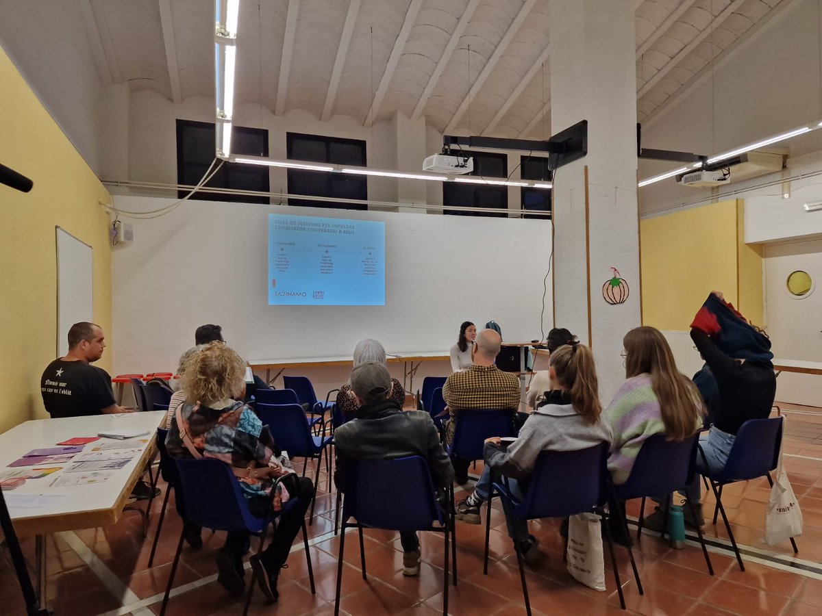 #REUS | El 14 de desembre tornem al CC Mas Abelló per continuar l'impuls d'un grup d'Habitatge Cooperatiu 🏘 

🎤Farem dinàmiques per començar a imaginar els habitatges, espais col·lectius, creació de comunitat i arrelament amb el barri🛋

✍Inscripcions a forms.gle/2xX2oxgFyXRrsY…